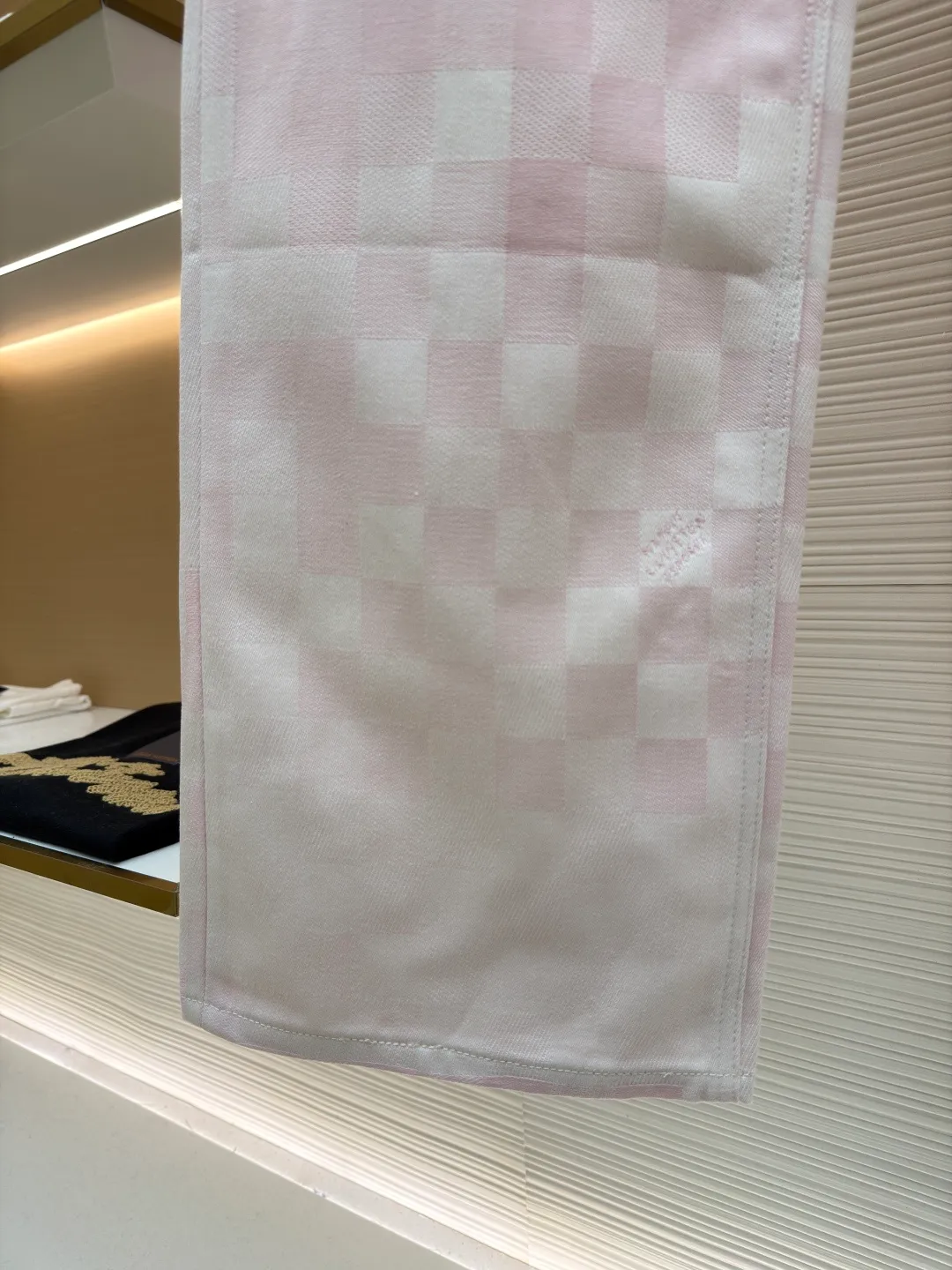 LOUIS VUITTON checkerboard straight jeans ●Original version: purchased and developed at 15150 ●Item number: 1681545-B45 ●Fabric: denim fabric ●Technology: washed production ●Color: pink ●Version: fitted version ●Weight: about 815 grams ●Size: 28-30-32-34-36 ●Description: These jeans are made of high-quality denim fabrics. They use multi-color splicing and jacquard technology to present a unique plaid texture. The pink color tone shows fashionable personality. Classic denim fit, metal buttons and zippers at the waist, opening and closing smoothly and fitting the body shape. The leather tag logo on the back waist adopts genuine leather embossing technology, with clear brand information and high-quality texture. The sewing adopts professional denim sewing technology, the stitch length is fine and firm, and the texture transition of the trousers body joints is natural. From the jacquard weaving of denim fabrics to the control of craftsmanship details, every process reflects Louis Vuitton's pursuit of craftsmanship precision and trendy style. It not only retains the casual wearability of jeans, but also shows the brand's light luxury recognition through jacquard splicing. It is a fusion of denim classics and innovative craftsmanship. The overall wiring is straight and delicate, the fabric is comfortable and soft, and the color is consistent without color difference. It can be matched with the same style to create a fashionable look and control various occasions. Customized accessories, complete with three standards, same style for men and women!